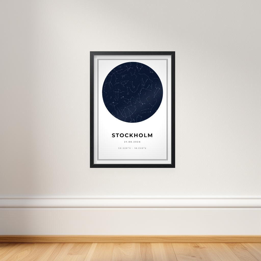 Stjärnhimmelsposter 50×70 cm i svart träram — astronomiskt beräknad natthimmel med plats, datum och koordinater