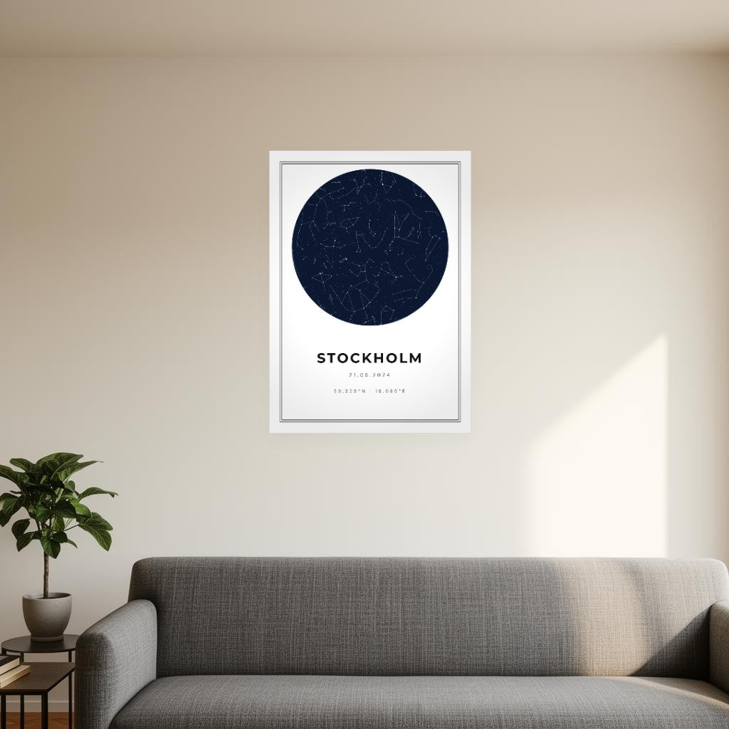 Stjärnhimmelsposter i vardagsrum — midnattsblå stjärnkarta med stjärnbildslinjer ovanför soffan