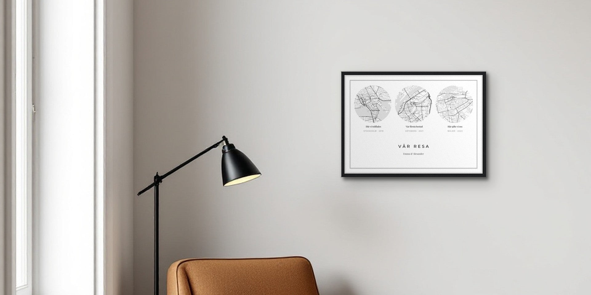 Vår resa – kartposter 100×70 cm på väggen i läshörnan