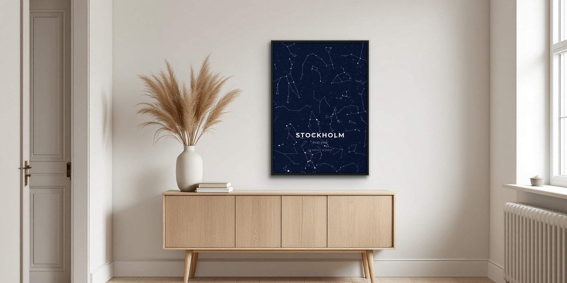 Heltäckande stjärnkarta 70×100 cm i svart ram på väggen ovanför sideboarden