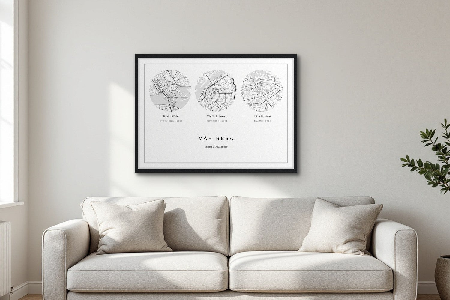 Vår resa — kartposter 100×70 cm på väggen över soffan